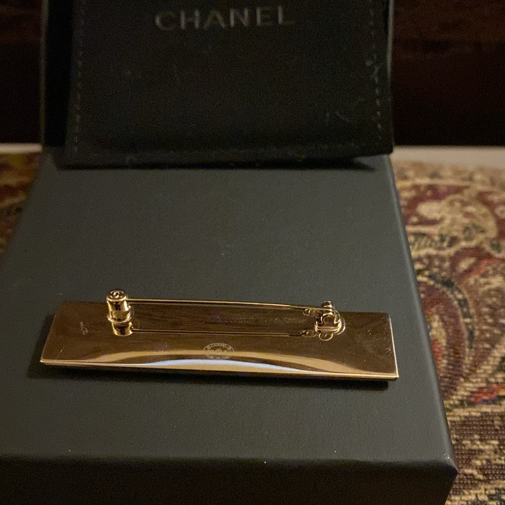CHANEL metal gold with white enamel trim and Chanel signature brooch 2021 - Picture 3 of 5